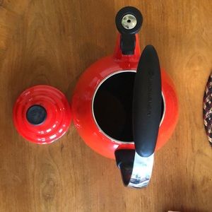 Le Creuset whistle tea pot, bright orange!